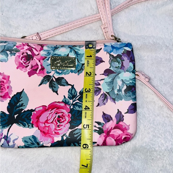 Betsey Johnson Floral Pink Crossbody Wristlet Bag πΈ - Picture 8 of 11